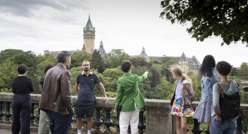 Groupe de visiteurs regardant la vue sur le bâtiment BCEE