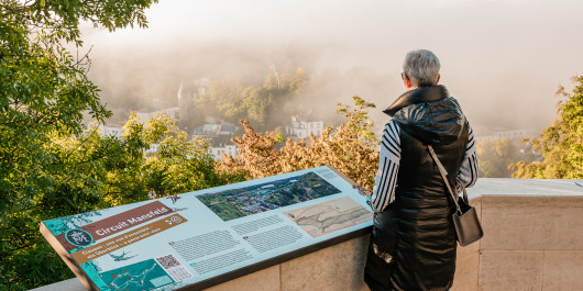 Visiteur observant la vue