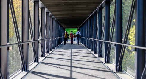 Pedestrians on the walkway of the Pfaffenthal Panoramic Elevator